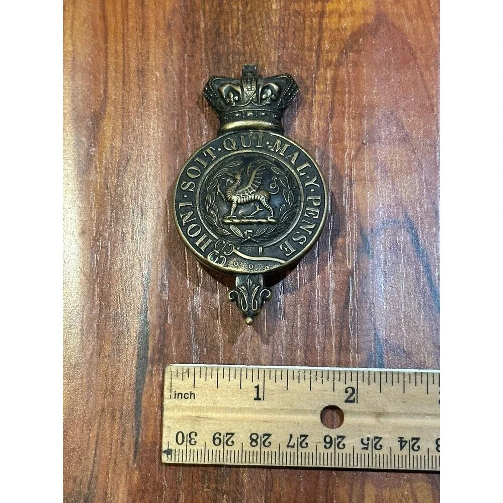 VTG Monmouthshire Regiment South Wales Borderers Welsh Dragon Metal Hat Badge